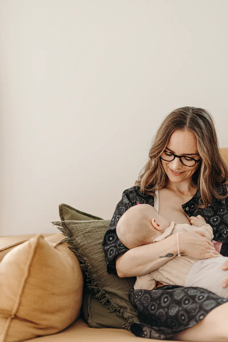 Amalie fra ammeblik ammer sin baby i sofaen